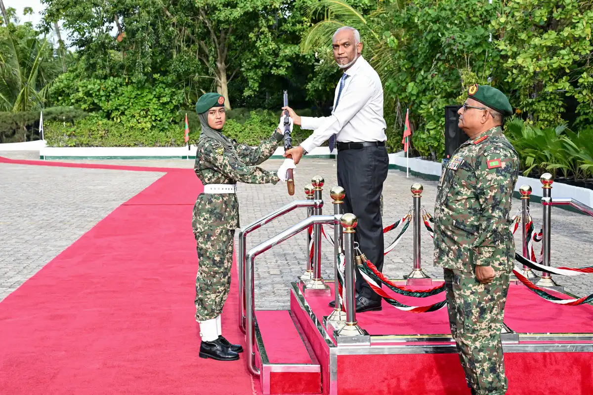 ރައީސުލްޖުމްހޫރިއްޔާ އަދި ސިފައިންގެ އެންމެ މަތީ ވެރިޔާ، 72 އަދި 73 ވަނަ އަސާސީ ތަމުރީނު ކޯހުގެ ދަރިވަރުން ސިފައިންގެ ހުވާކުރުމާއި ބަޑި ހަވާލުކުރުމުގެ ރަސްމިއްޔާތު ޝަރަފުވެރިކޮށްދެއްވަނީ