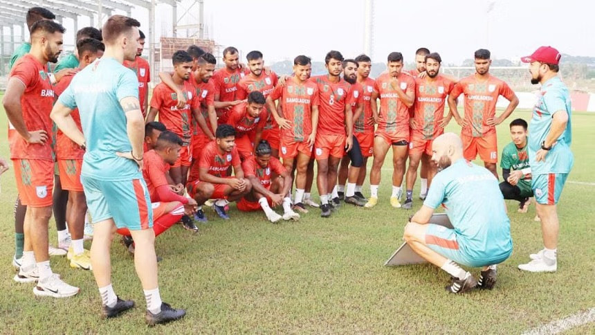 ބަނގްލަދޭޝް ކުޅުންތެރިންނަށް ކޯޗު ކަބަރޭރާ ބުނެދެނީ: ރާއްޖެއާ ދެކޮޅަށް ކުޅޭނީ ބުރާސްފަތި ދުވަހު