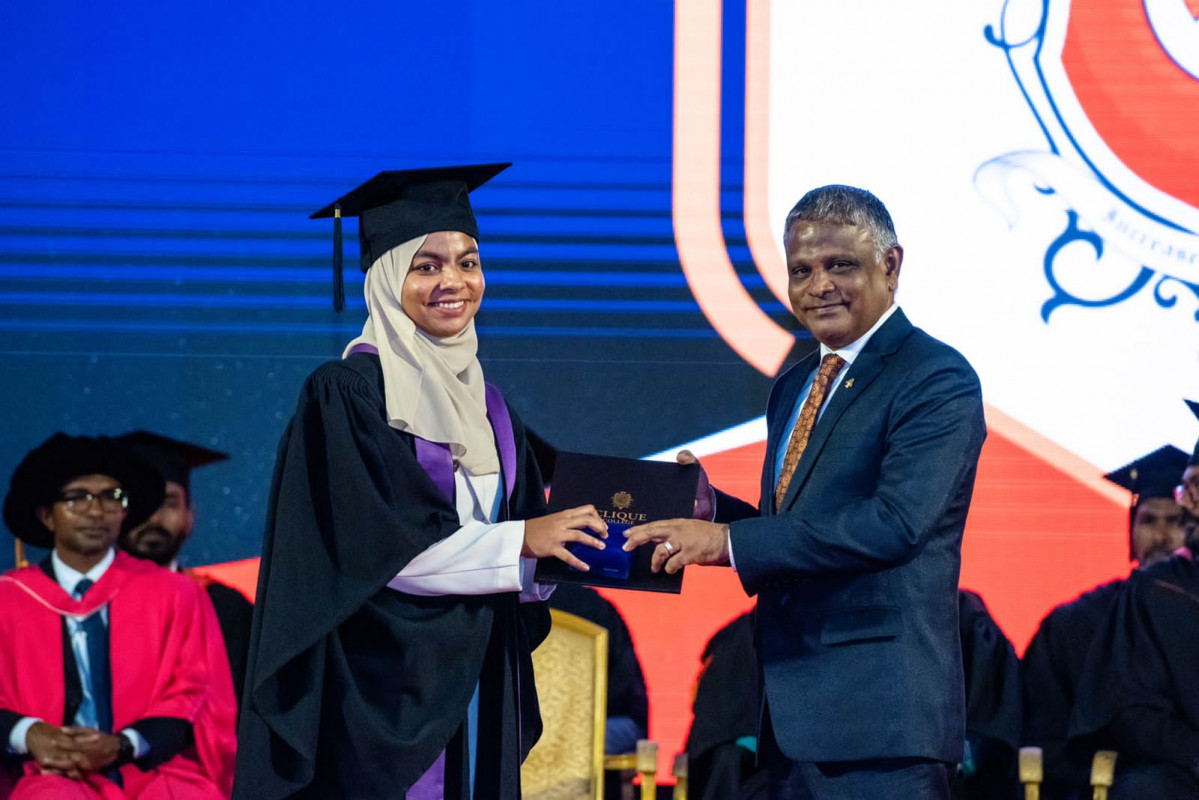 ހަޔަރ އެޑިއުކޭޝަން މިނިސްޓަރު ޑރ. އިބްރާހިމް ހަސަން ކޯސް ނިންމި ދަރިވަރަކާ ސެޓްފިކެޓް ހަވާލުކުރައްވަނީ