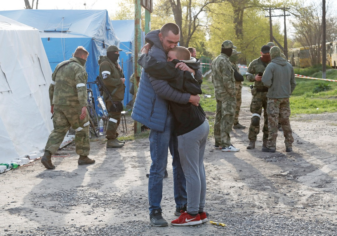 ޔޫކްރެއިންގެ މެރިއަޕޯލްގެ ދަނގަޑު އުފައްދާ ފެކްޓްރީގައި ތާށިވެފައި ތިބި މީހުން އެތަނުން ނެރެ ރައްކާތެރި މަންޒިލްތަކަށް ގެންދިއުމުގެ މަސައްކަތް ދަނީ ކުރަމުން - ފޮޓޯ: ރޮއިޓަރސް