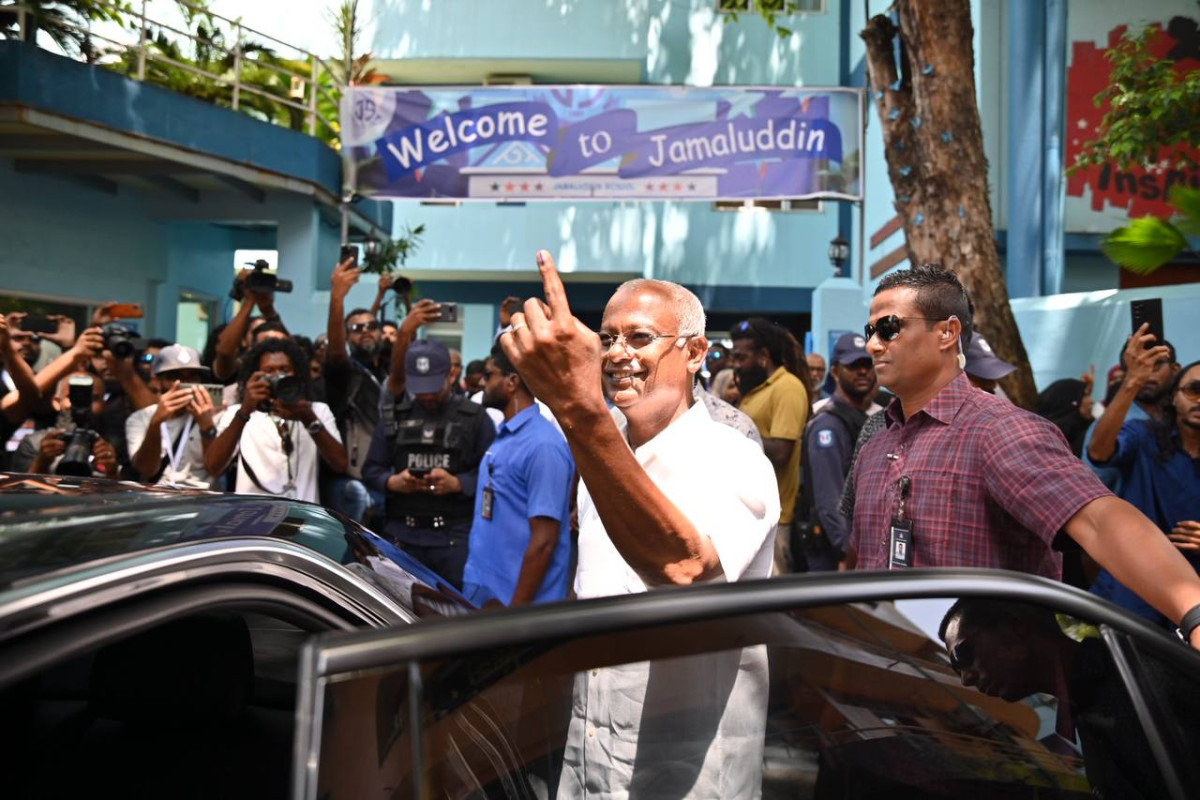 ރިޔާސީ އިންތިޚާބުގެ ފުރަތަމަ ބުރުގައި ވޯޓުލެއްވުމަށްފަހު ރައީސް ޞާލިޙު ކާރަށް އަރާވަޑައިގަންނަވަނީ