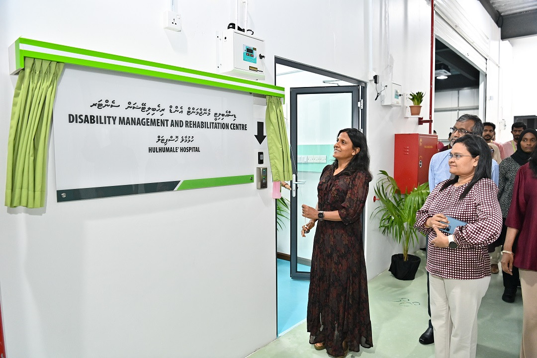 ރައީސުލްޖުމްހޫރިއްޔާގެ އަނބިކަނބަލުން ފަޒްނާ އަހުމަދު، ޑިސްއެބިލިޓީ މެނޭޖްމަންޓް އެންޑް ރިހެބިލިޓޭޝަން ސެންޓަރ ހުޅުވައިދެއްވަނީ - ފޮޓޯ: ރައީސް އޮފީސް 