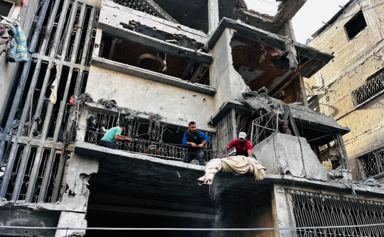 ސުންނާފަތިވެފައިވާ އިމާރާތެއްގެ ތެރެއިން ފަލަސްތީން މީހެއްގެ ހަށިގަނޑު ނެރެނީ