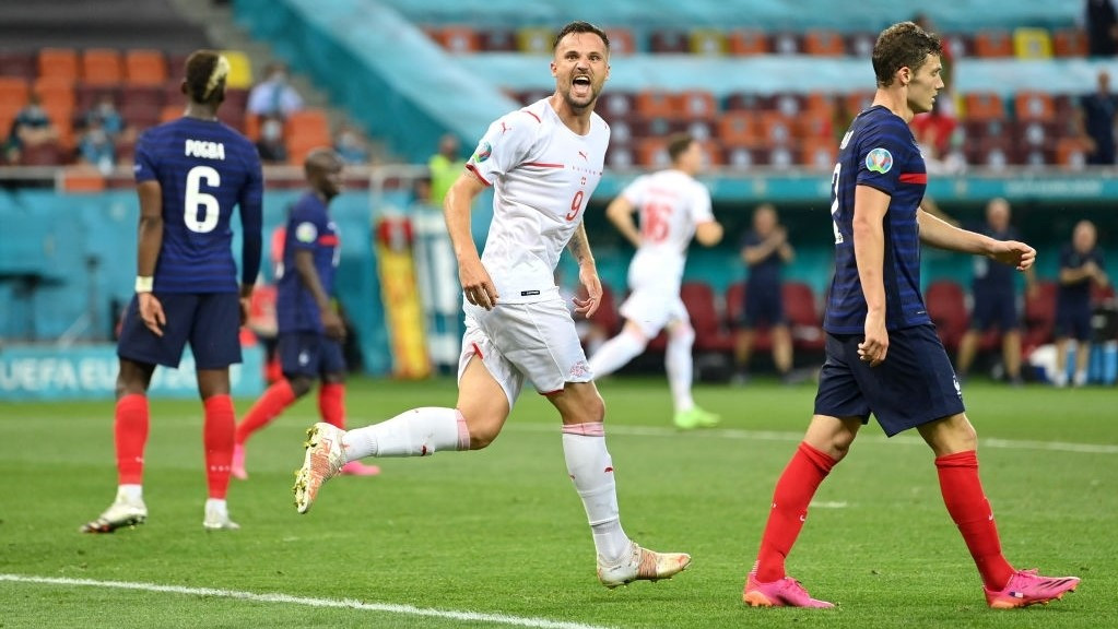 ފްރާންސް އާއި ސްވިޓްޒަލެންޑް ބައްދަލުކުރި މެޗުގެ ތެރެއިން، ލަނޑު ޖެހުމަށްފަހު ސްވިޓްޒަލެންޑް ކުޅުންތެރިން އުފާފާޅުކުރަނީ - ފޮޓޯ: ގެޓީ އިމޭޖަސް 