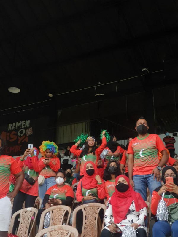 "މަހިންދަ ރާޖަޕަކްސަ ޓްރޮފީ" ފުޓްބޯޅަ މުބާރާތުގައި ދިވެހިރާއްޖެ އާއި ސްރީލަންކާ ބައްދަލުކުރާ މެޗުގައި، ދިވެހި ޓީމަށް ހިތްވަރު ދިނުމަށް ދަނޑަށް ވަދެ ތިބި ދިވެހި ސަޕޯޓަރުން - ފޮޓޯ: މުޙައްމަދު ފައިސަލް