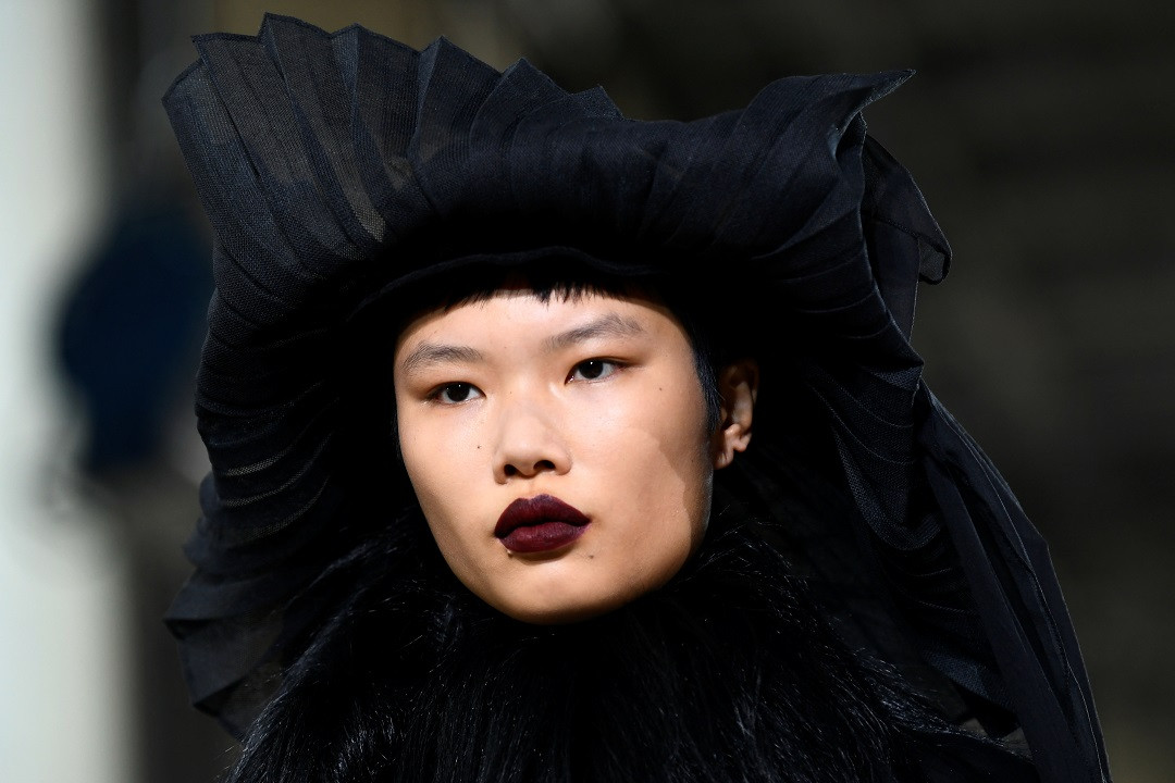 ޕެރިސް ފެޝަން ވީކްގެ ފެޝަން ހައުސް ރޯޝަސް ޝޯވގައި ދައްކާލި ޑިޒައިނަރ ޗާލްސް ޑި ވިލްމޮރިންގެ 2022/2023 ފޯލް-ވިންޓަރ ވިމެންސް ރެޑީ-ވެއަރ ކަލެކްޝަންގެ ހެދުމެއް މޮޑެލްކުރި މޮޑެލް އެއްގެ މޭކްއަޕް - ފޮޓޯ: ރޮއިޓަރސް