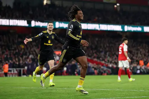 މެޗުގައި ލަނޑު ޖެހުމަށް ފަހު ޔުނައިޓެޑުގެ ކުޅުންތެރިން އުފާ ފާޅު ކުރަނީ