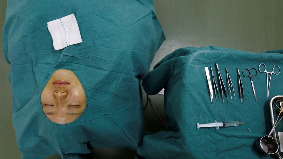 ޗައިނާ މީހަކު ޕްލާސްޓިކް ސަރޖަރީ ކުރަން ތައްޔާރުވެފައި ވަނިކޮށް