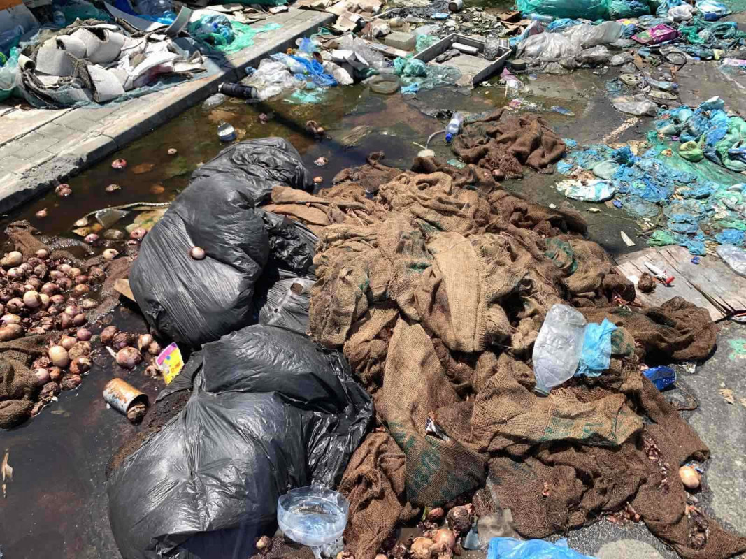 އިންޑަސްޓްރިއަލް ވިލެޖް ސަރަހައްދު - ކުނިވެފައިވާ އެކި ބާވަތުގެ ތަކެތި މަގުމައްޗަށް އަޅާފައިވާއިރު، މަގުމަތީގައި ހެދިފައިވާ ފެންގަނޑާއެކު މުޅި މަގުމަތި ވަނީ ކުނިން ތަޣައްޔަރުވެފައި - ފޮޓޯ: ރާއްޖެއެމްވީ