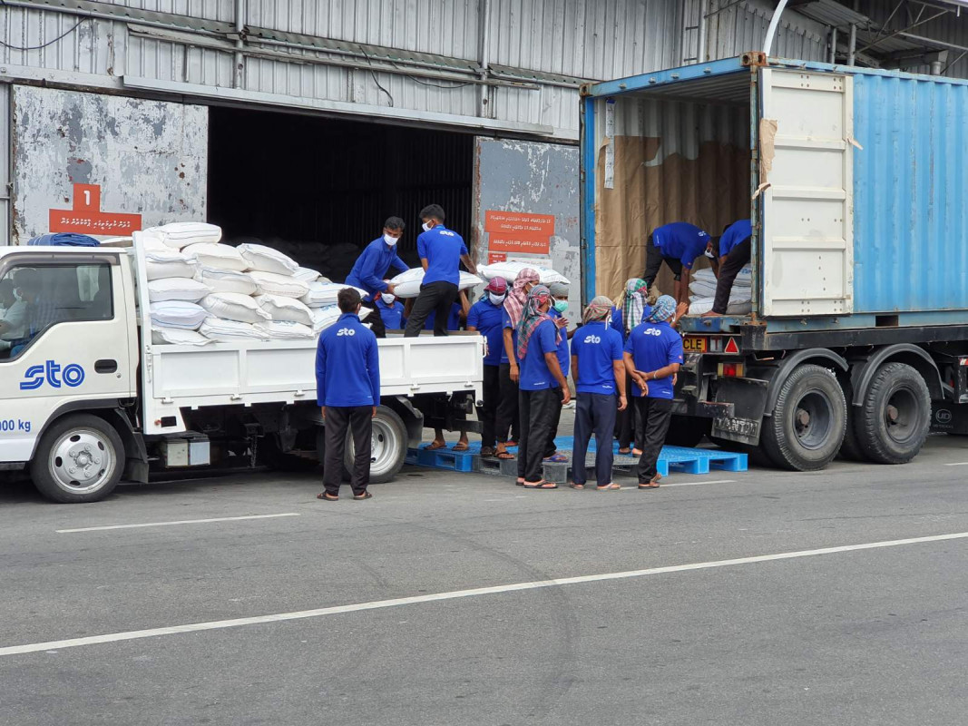 އެސްޓިއޯ ކާޑު ގުދަނުން ކާޑުގެ ބާވަތްތައް ޑެލިވަރީ ކުރުމުގައި މުވައްޒަފުން ހަރަކާތްތެރިވަނީ