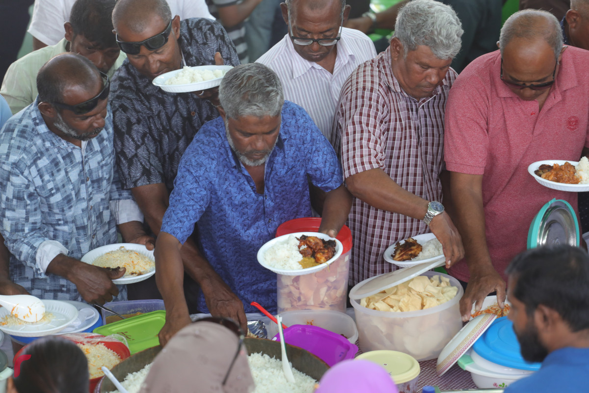 11 އޮގަސްޓު 2019/ ހއ.ހޯރަފުށި --ރށުގެ އެންމެން އެކުގައި މެންދުރުގެ ކެއުމަށް އިންސާފު ކުރަނީ. މި ޖާފަތުގައި ގިނަ އަދަދެއްގެ މީހުން ވަނީ ބައިވެރި ވެފަ-- ފޮޓޯ: ޝުއައިބް މުހައްމަދު