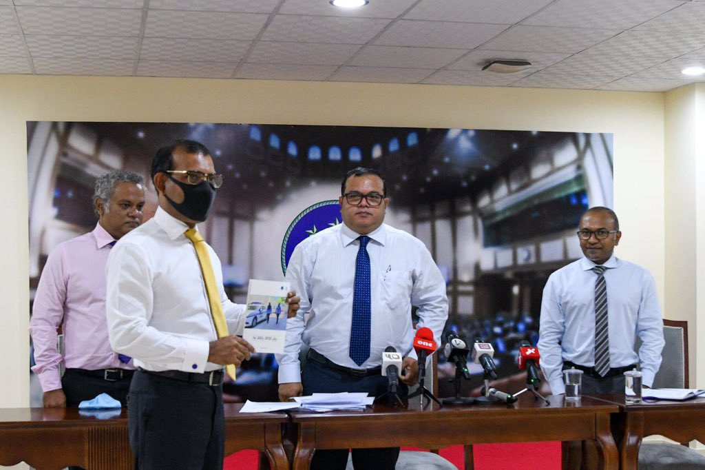 މަޖިލީހުގެ 241 ކޮމިޓީގެ މުޤައްރިރު މުޙައްމަދު އަސްލަމް މަޖިލީހުގެ ރައީސް ނަޝީދާއެކު