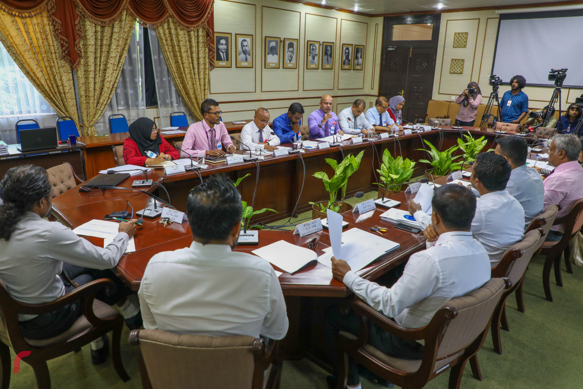 މަޖުލީހުގެ ތިން ކޮމެޓީ އަކުން އިލެކްޝަން ކޮމިޝަންގެ މެންބަރުންނާއި ބައްދަލުކުރުން --- ފޮޓޯ : ޔޫސުފް ސޮފްވާން