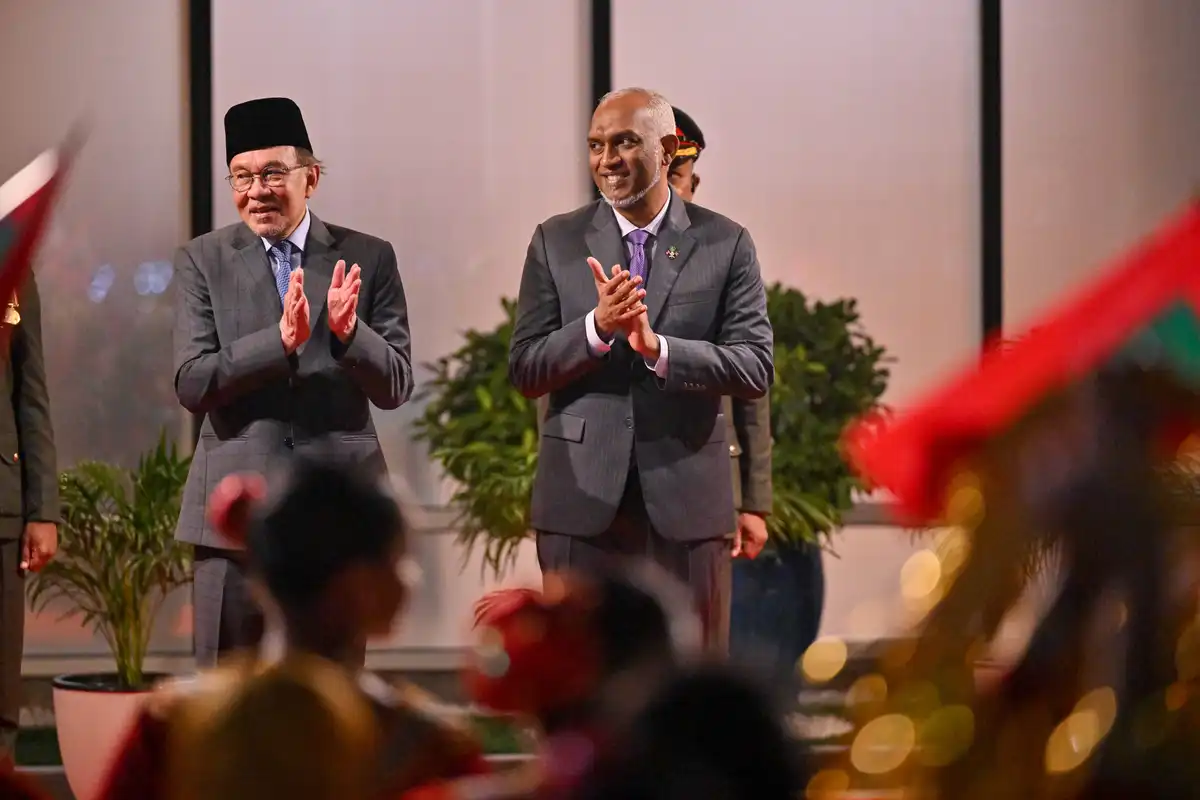 މެލޭޝިއާގެ ބޮޑުވަޒީރު އަންވަރު އިބްރާހިމް، ފުރަމާނަ ދަތުރުފުޅެއްގައި ދިވެހިރާއްޖެއަށް ވަޑައިގަތުމުން މަރުހަބާ ދަންނަވަނީ
