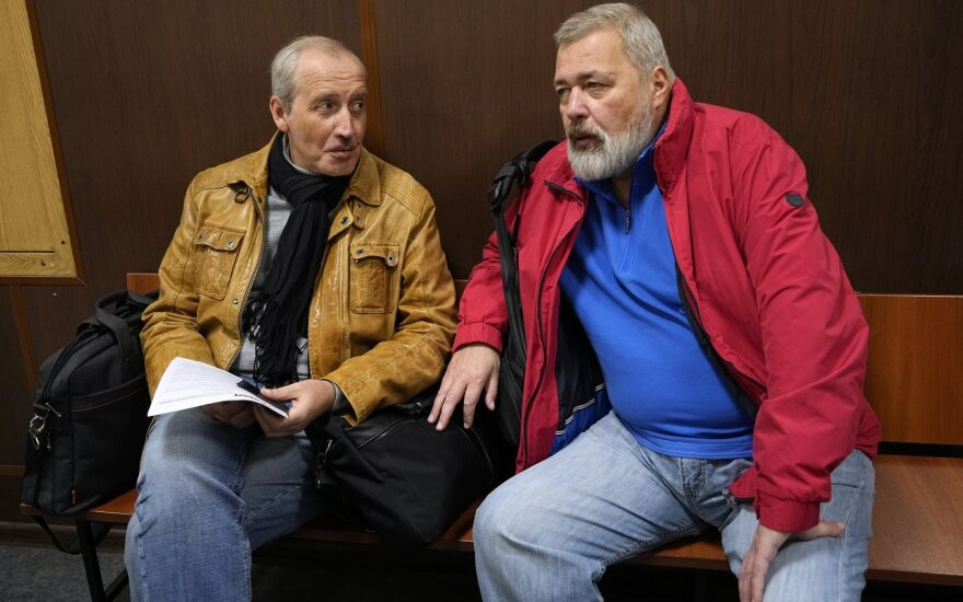 ނޮވިޔާ ގަޒެޓާގެ އެޑިޓަރ އިން ޗީފް އަދި ނޫހުގެ އެޑިޓަރ އިން ޗީފް އާއި ޑެޕިއުޓީ ކޯޓު ރޫމް ބޭރުގައި