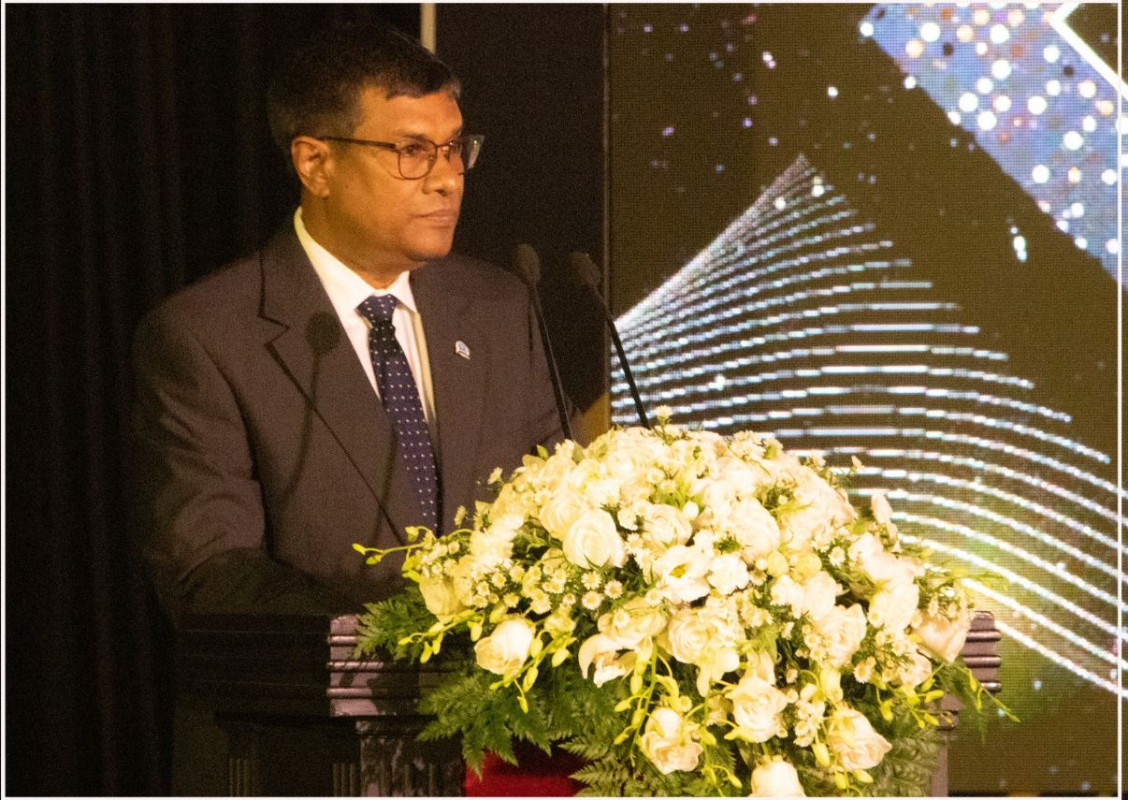 ޤާނޫނީ ވަކީލެއްގެ ހައިސިއްޔަތުން މަސައްކަތްކުރުމުގެ ހުއްދަދިނުމުގެ ރަސްމިއްޔާތުގައި އުއްތަމަ ފަނޑިޔާރު އަޙްމަދު މުޢުތަޞިމް ޢަދުނާން ވާހަކަ ދައްކަވަނީ