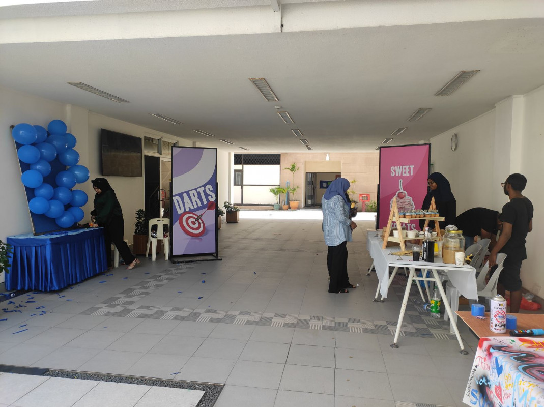 ޑިމޮކްރަސީ ޑޭ ފެސްޓިވަލްގެ ސްޓޯލްތަކެއް