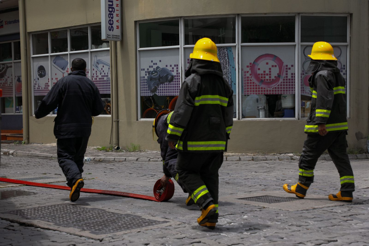 ގ. ތުނޑި އިމާރާތުގެ 4 ވަނަ ފަންގިފިލާގައި އަލިފާން ރޯވުން - އަލިފާން ނިއްވުމުގެ މަސައްކަތުގައި އެމްއެންޑީއެފްގެ ފަޔަރ އެންޑް ރެސްކިއު ޓީމުން ހަރަކާތްތެރިވަނީ - ފޮޓޯ: މުހައްމަދު އަނިލް