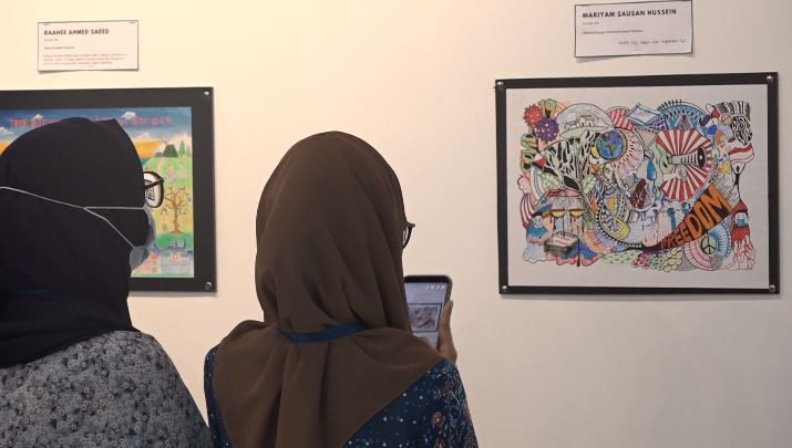 ބަޔަކު މިއެގްޒިބިޝަންގައި ކުރެހުމެއް ބަލާލަނީ