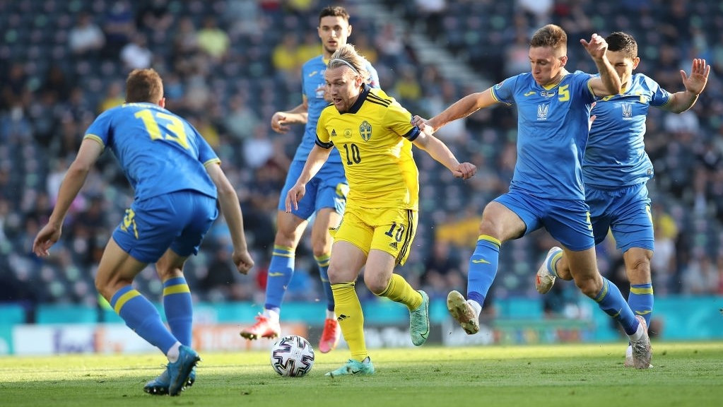 ސްވިޑެން އާއި ޔޫކްރޭން ބައްދަލުކުރި މެޗުގެ ތެރެއިން - ފޮޓޯ: ގެޓީ އިމޭޖަސް 