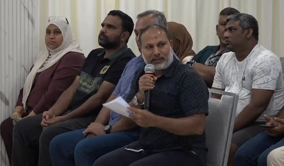 ހޮނިހިރު ދުވަހުގެ ރޭ ބޭއްވި "ދިވެހީންގެ ބިން ދިވެހީންނަށް" ޚާއްސަ ފޯރަމުގެ އޯޑިއަންސްގައި އިންނަވައި ކުރީގެ ހޯމް މިނިސްޓަރު ޝެއިހް އިމްރާން އަބްދުﷲ ވާހަކަ ދައްކަވަނީ.