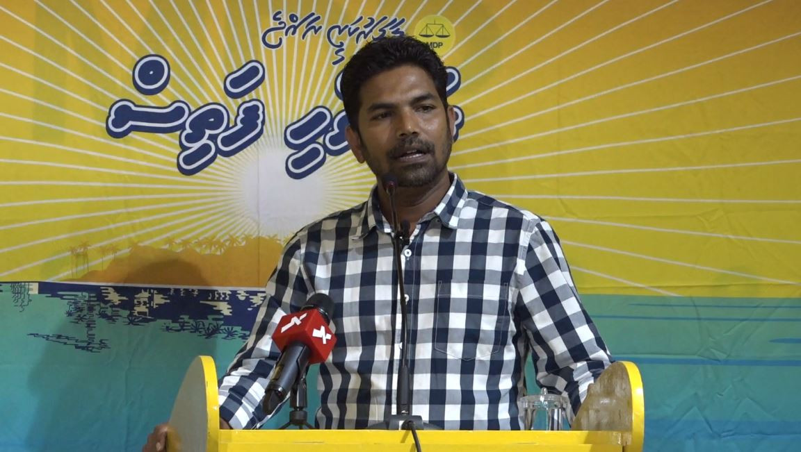 ބައި-އިލެކްޝަންގައި ވާދަކުރައްވާ އެމްޑީޕީގެ ކެންޑިޑޭޓް އަލީ ނަސީމްގެ ކެމްޕެއިން ޖަލްސާގައި އެމްޑީޕީގެ ނާއިބު ރައީސް މުހައްމަދު ޝިފާޒް ވާހަކަދައްކަވަނީ