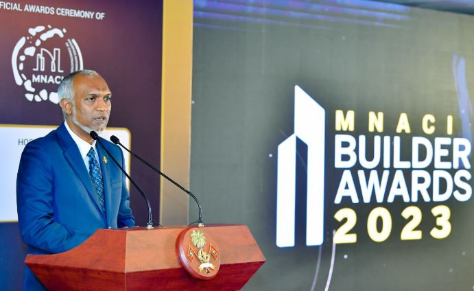 ކޮންސްޓްރަކްޝަން އިންޑަސްޓްރީ އެވޯޑް ދެއްވުމުގެ ޙަފްލާގައި ރައީސުލްޖުމްހޫރިއްޔާ ޑޮކްޓަރ މުޙައްމަދު މުޢިއްޒު ވާހަކަދައްކަވަނީ