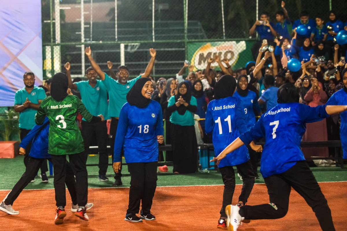 އިންޓަ ސްކޫލް 16 އަހަރުން ދަށުގެ އަންހެން ޗެމްޕިއަންކަން ހޯދުމަށް ފަހު ފ.އަތޮޅު މަދަރުސާގެ ކުޅުންތެރިން އުފާ ފާޅު ކުރަނީ