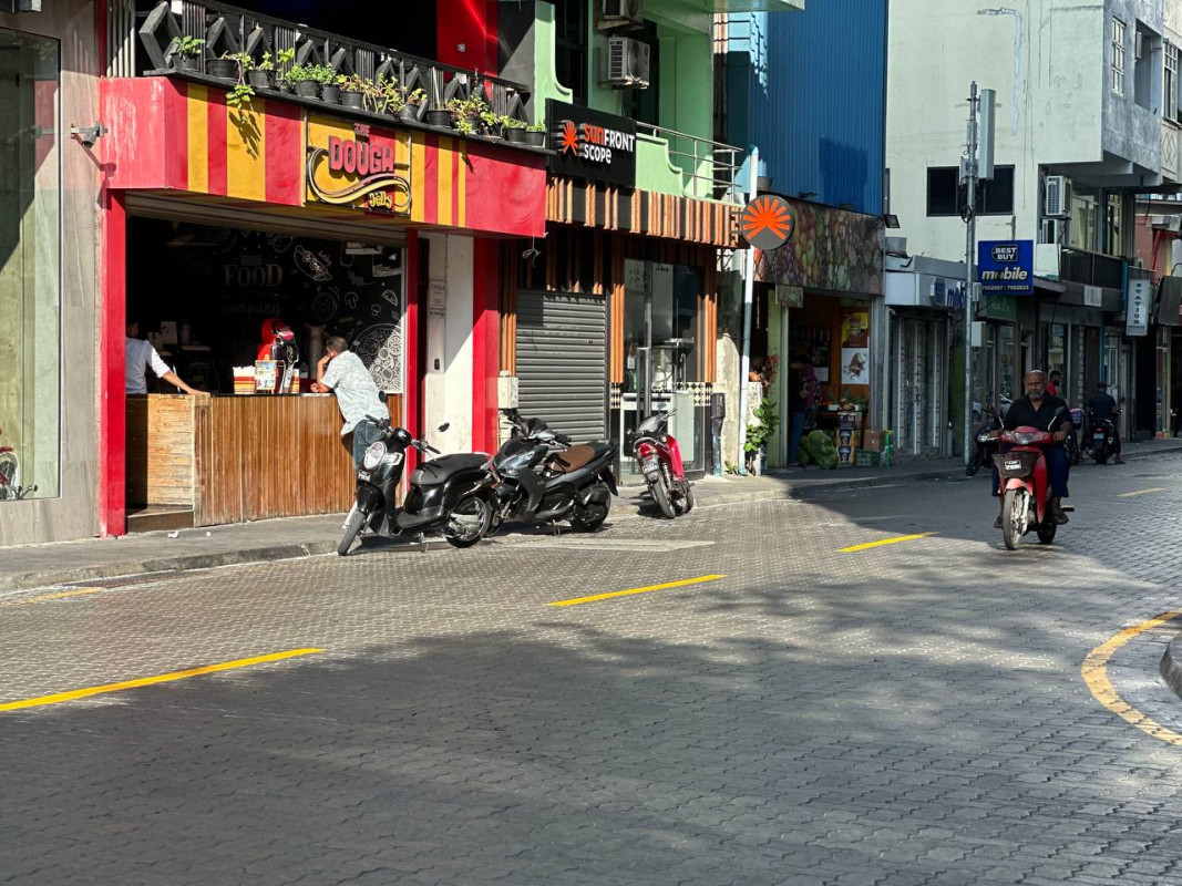 މަޖީދީ މަގުގައި ޕާކުކޮށްފައި ހުރި ސައިކަލުތަކެއް --