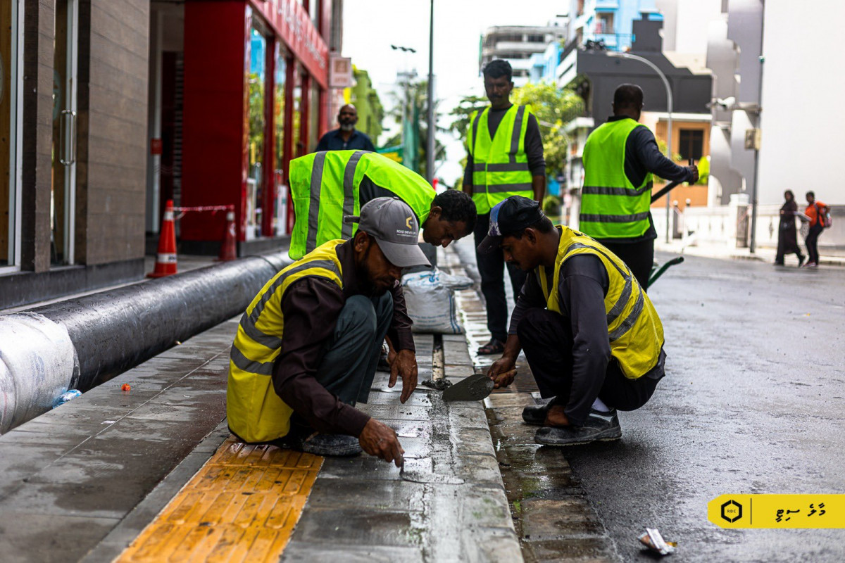 އާރުޑީސީގެ މުވައްޒަފުންތަކެއް މަސައްކަތުގައި - ބައެއް މުވައްޒަފުން ވަޒީފާއިން ވަކިކޮށް ބޮޑު މުސާރައިގައި ދެ ކޮންސަލްޓެންޓުން ވަނީ ނަގާފައި