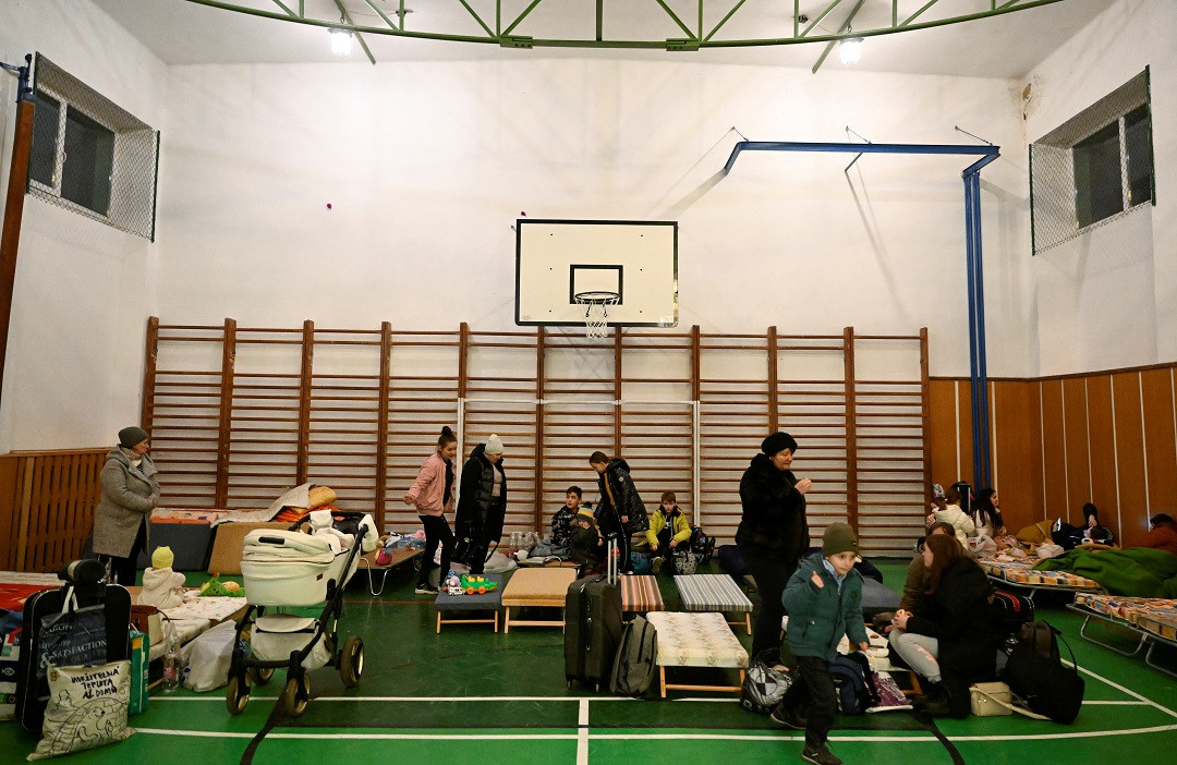 ޔޫކްރޭންގެ އުބްލާ ސްކޫލުގެ ޖިމް ހޯލު - ގެދޮރު ގެއްލުނު ފަރާތްތަކުން އެތަން ބޭނުންކުރަނި ވަގުތީ ޝެލްޓަރެއްގެ ގޮތުގައި - ފޮޓޯ: ރޮއިޓަރސް