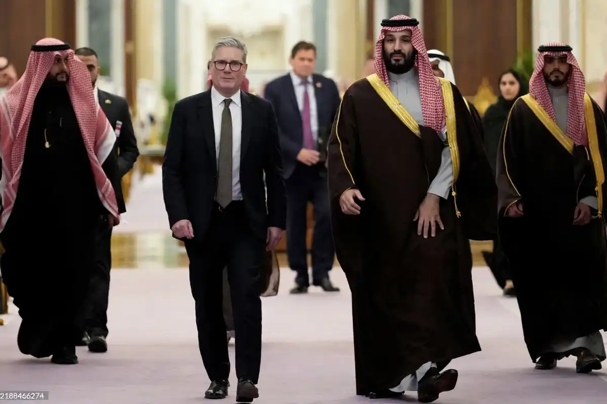 ސައުދީގެ ވަލީ އަހުދު މުޙައްމަދު ބިން ސަލްމާން އާއި، އިނގިރޭސިވިލާތުގެ ބޮޑު ވަޒީރު ކިއާ ސްޓާމާ