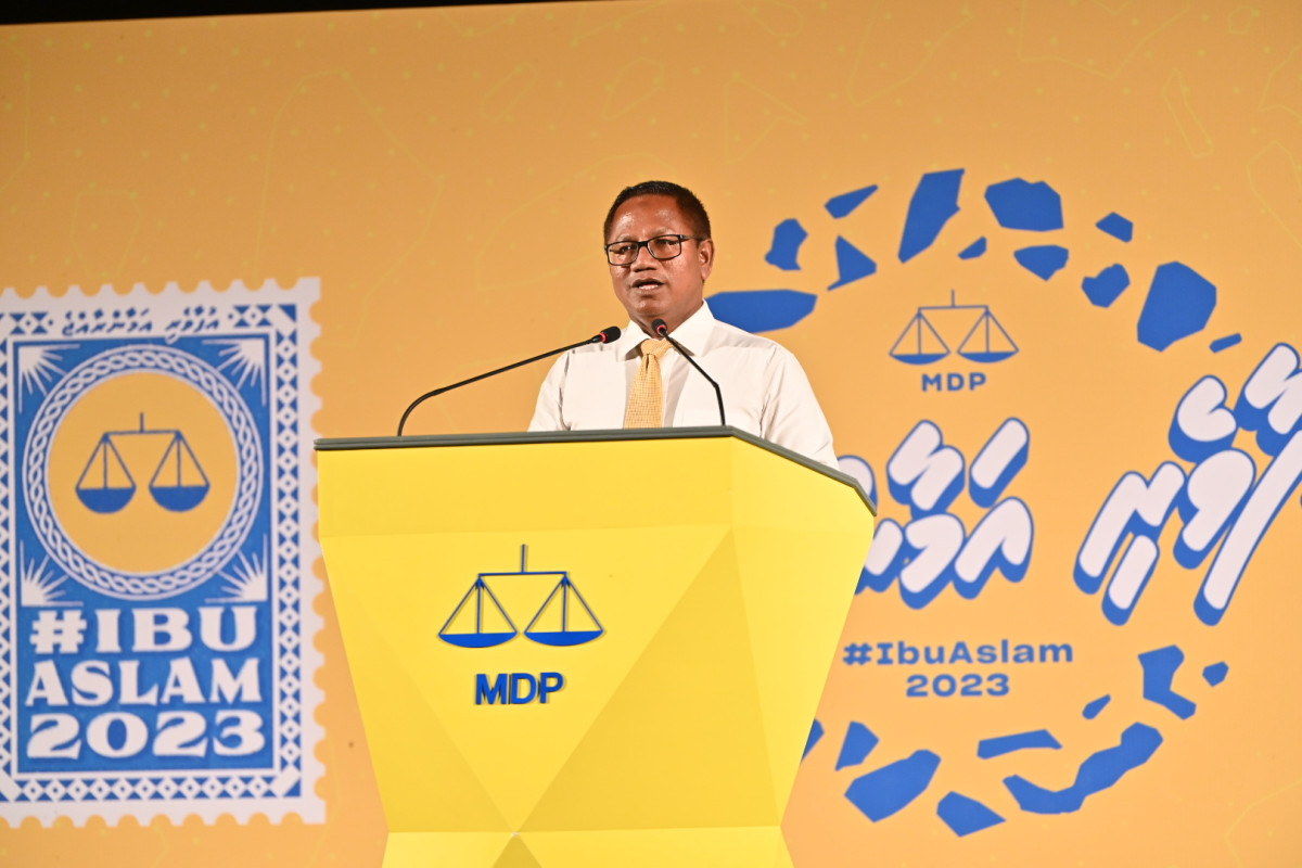 އއ. އުކުޅަހުގެ ކައުންސިލްގެ ރައީސް ޝައުކަތް އިބްރާހިމް ޖަލްސާގައި ވާހަކަ ދައްކަވަނީ