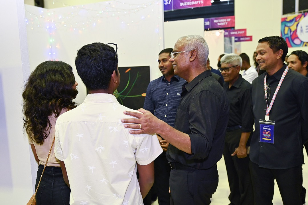 ރައީސް ޞާލިހް ފަރުމާ އިންޓަރނޭޝަނަލް ޔޫތް އާރޓް ފެސްޓިވަލްގެ ބައިވެރިންގެ އުފެއްދުންތަކާ ގުޅޭގޮތުން ސުވާލުކުރައްވަނީ - ފޮޓޯ: ރައީސް އޮފީސް