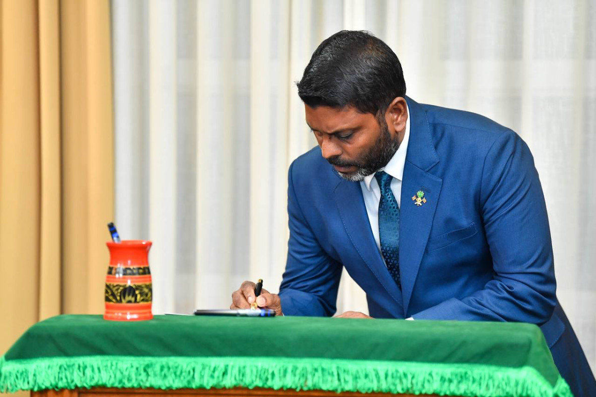 ކުޅިވަރު ވަޒީރު ޢަބްދުﷲ ރާފިޢު މަގާމުގެ އިޤުރާރުގައި ސޮއި ކުރައްވަނީ