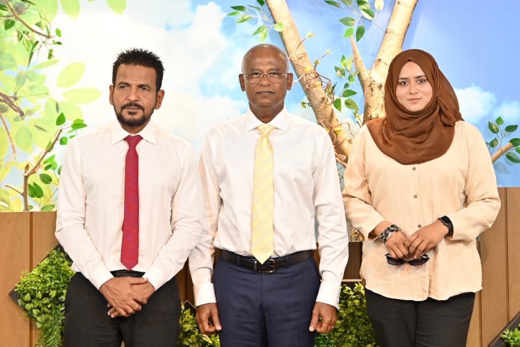 ރައީސުލްޖުމްހޫރިއްޔާ އިބްރާހިމް މުހައްމަދު ޞާލިހް  އާއި ރާއްޖެޓީވީގެ ސީއީއޯ ނާޒްމީ ސައީދު އަދި ހެޑް އޮފް ޕްރޮގްރާމްސް އާމިރު ސަލީމު - ފޮޓޯ: ރައީސް އޮފީސް