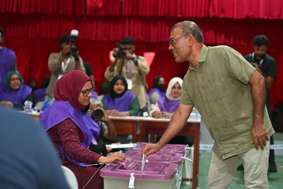 ކުރީގެ ރައީސް މުހައްމަދު ނަޝީދު ހޮނިހިރު ދުވަހުގެ އިންތިޚާބުގައި ވޯޓުލައްވަނީ.