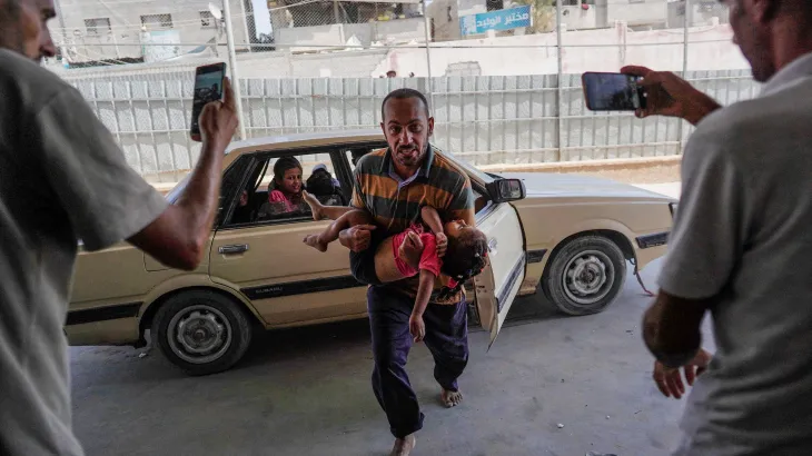 ޚާން ޔޫނިސްގެ ޓެންޓްތަކަށް އިޒްރޭލުން ދިން ނުރައްކާތެރި ހަމަލާގައި ޒަޚަމްވި ކުއްޖަކު ހޮސްޕިޓަލަށް ގެންދަނީ