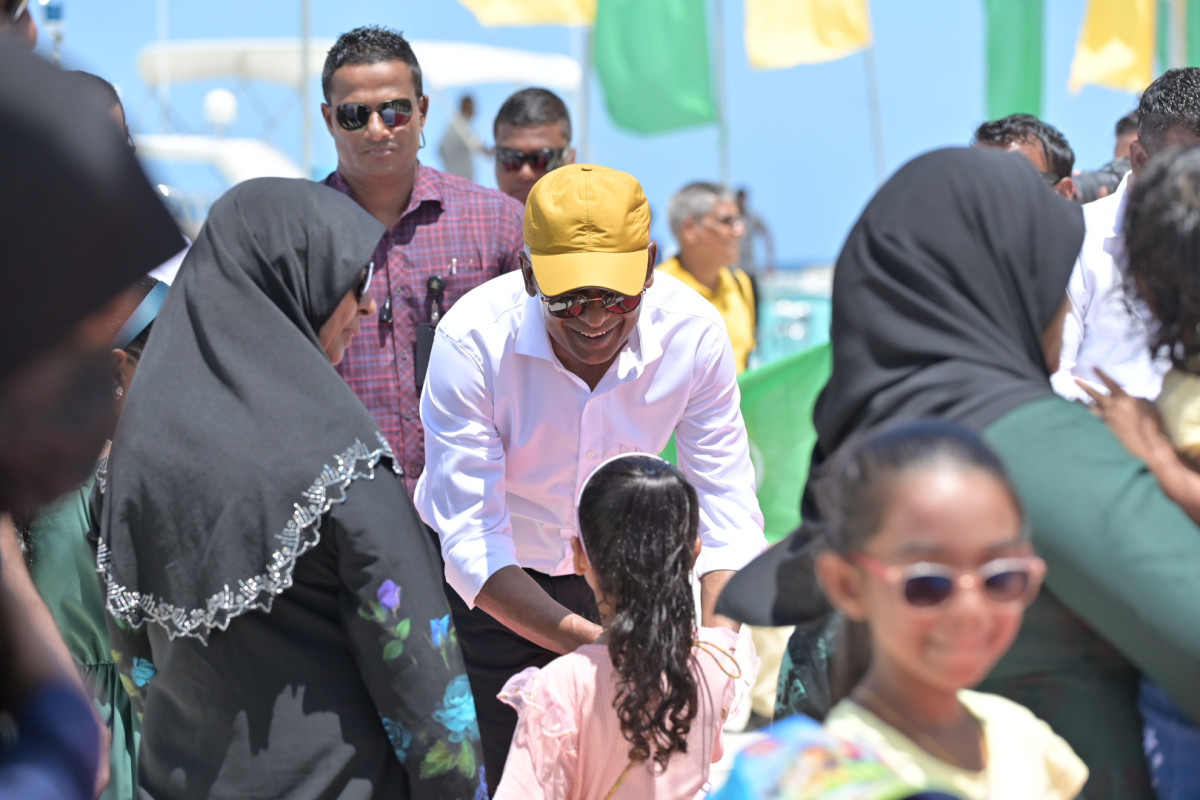 ރައީސް ސާލިޙު ށ. އަތޮޅަށް ކުރައްވާ ދަތުރުފުޅު - މަރޮއްޓަށް ރައީސް ވަޑައިގަތުމުން ކުޑަކުއްޖަކު ސަލާމް ކުރަނީ ފޮޓޯ: އެމްޑީޕީ