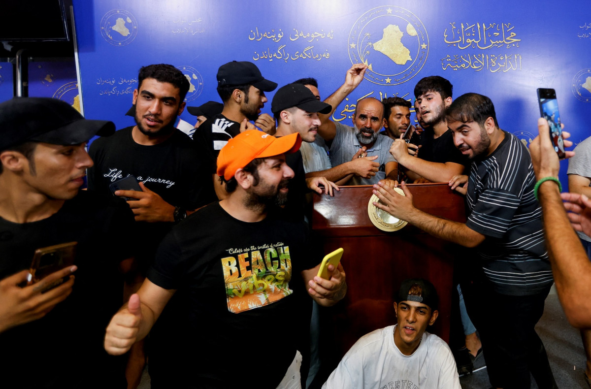 އިރާޤުގެ ވެރިރަށް ބަޣްދާދުގައި ހުންނަ ޕާލަމެންޓް އިމާރާތުގެ ބޭރުގައި ކޮރަޕްޝަނާ ދެކޮޅަށް އިރާޤުގެ ޝިޢީ ދީނީ ޢިލްމުވެރިއެއް ކަމަށްވާ މުޤްތަދާ އަލް-ޞަދްރުގެ ސަޕޯޓަރުން މުޒާހަރާކުރަނީ - ފޮޓޯ: ރޮއިޓަރސް