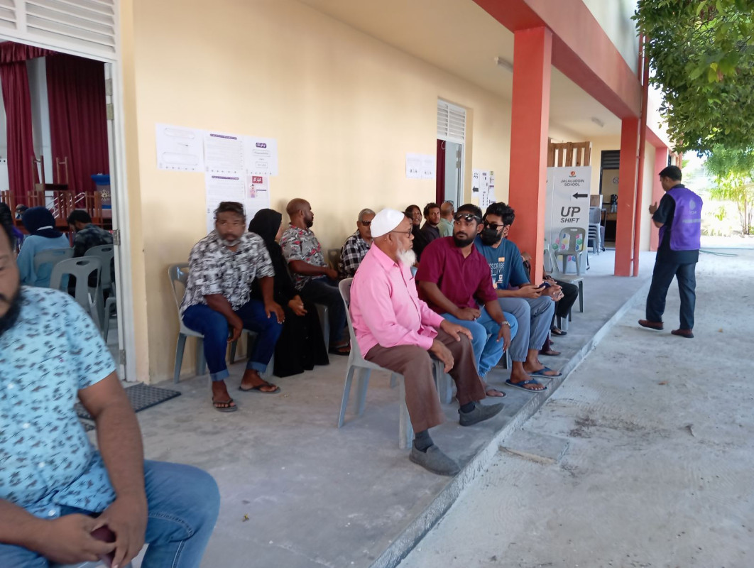 މަޖިލިސް އިންތިޚާބު 2024 - ހދ. ކުޅުދުއްފުށިގައި ވޯޓުލުމަށް މީހުން ކިޔުގައި ޖެހިގެން