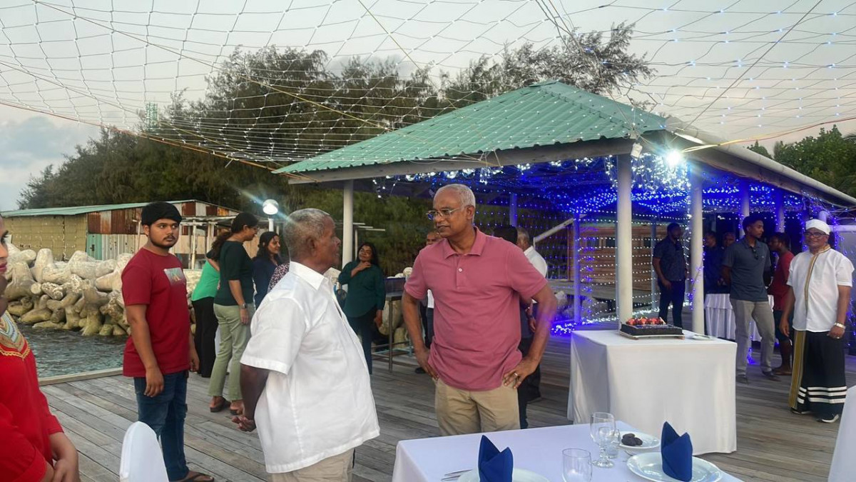 ރައީސްގެ އަރިހުގައި ބައެއް ވަޒީރުންވެސް ވަނީ ޗަމްޕާގިރިއަށް ވަޑައިގަންނަވާފައި - ފޮޓޯ: ރާއްޖެއެމްވީ