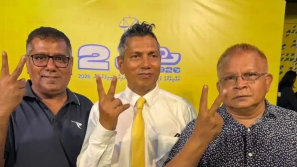 ހިތަދޫ އުތުރު ދާއިރާގެ ބައި- އިލެކްޝަން ކާމިޔާބުކުރި އެމްޑީޕީ ކެނޑިޑޭޓް އަބްދުﷲ ސޯދިގު (ސޯބެ) އާއެކު ޒުހައިރު (ކ) ފޮޓޯ އަކަށް ހުއްޓިގެން: ސޯބެ އަކީ ޒުހައިރުގެ ކޮއްކޮގެ ފިރިމީހާ