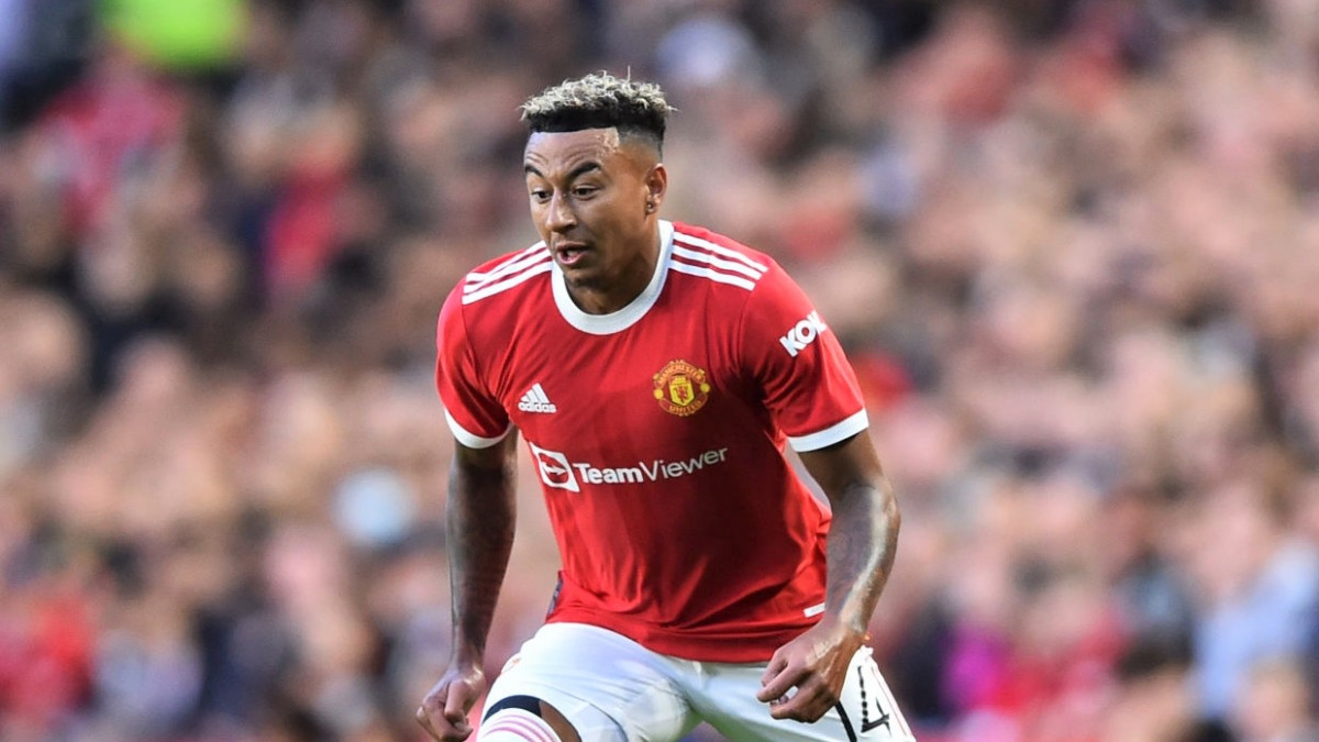 މެންޗެސްޓާ ޔުނައިޓެޑަށް ކުޅެމުން އަންނަ އިންގްލެންޑުގެ މިޑްފީލްޑަރު ޖެސޭ ލިންގާޑް