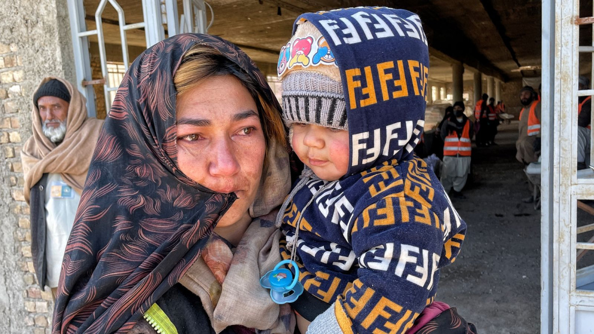 އަފްޣާނިސްތާންގައި މީހުންނަށް ވަނީ ދިރިހުރުމަށްޓަކައި އެމީހުންގެ ގުނަވަންތައް ނޫނީ ދަރިން ވިއްކަން މަޖުބޫރުވެފައި