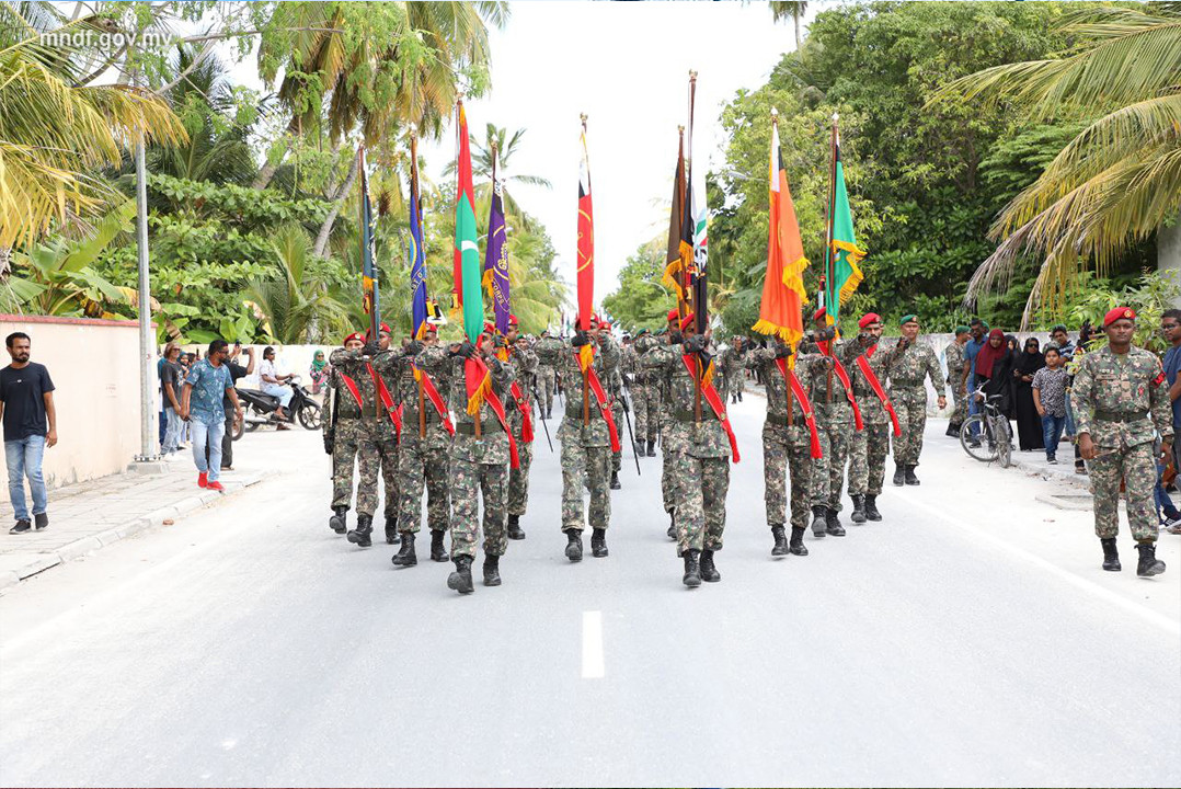 ސިފައިންގެ ޕެރޭޑެއްގެ ތެރެއިން