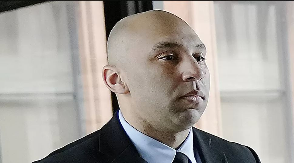 ފްލޮއިޑްގެ މަރުގެ ބައިވެރިއެއްކަމަށް ސާބިތުވެފައިވާ ޕޮލިސް އޮފިސަރު