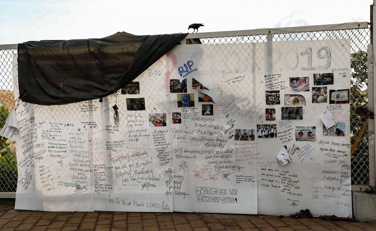 ސްރީލަންކާގެ އިގުތިސާދީ ހާލަތު ގޯސްވެ ކުރިމަތިވެފައިވާ ގޮންޖެހުންތަކާ ގުޅިގެން ކުރަމުންދާ މުޒާހަރާ  - މުޒާހަރާ ކުރަމުންދާ ސަރަހައްދުގައި ޝޫޢޫރު ފާޅުކޮށް ލިޔެފައިވާ ލިޔުންތަކެއް - ފޮޓޯ: ރާއްޖެއެމްވީ