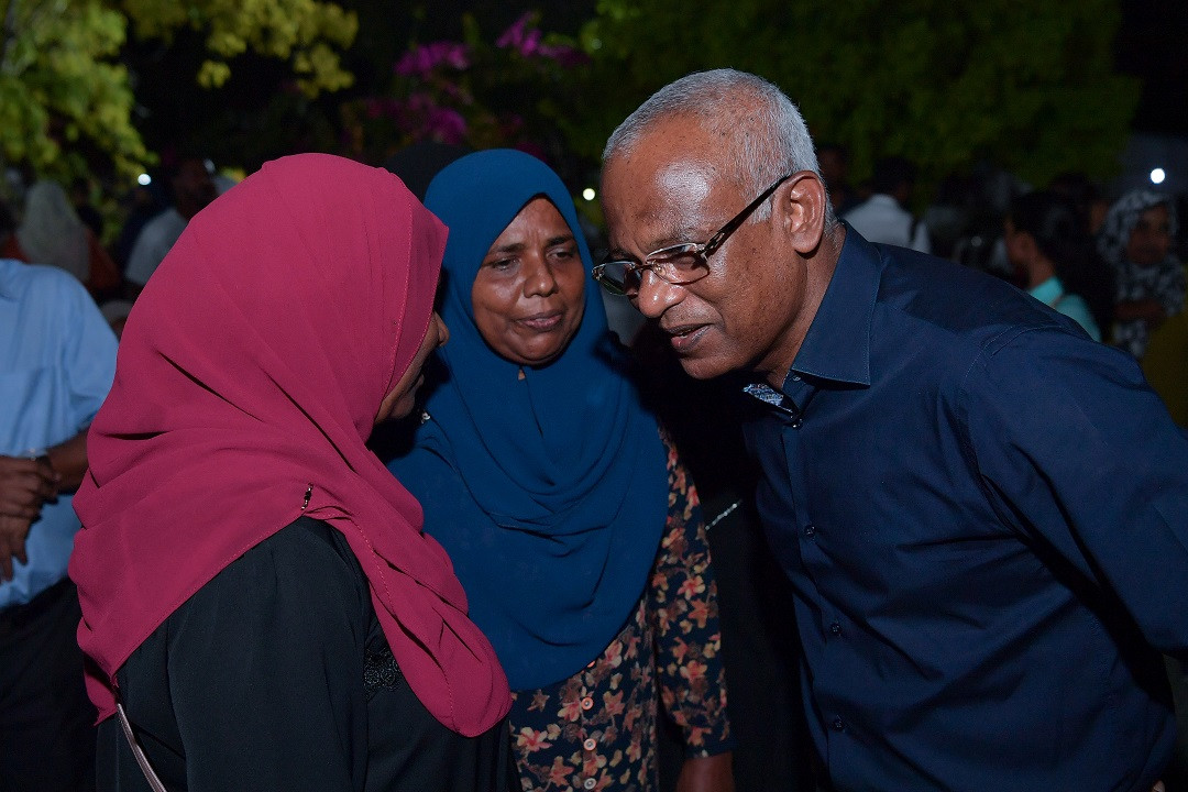 ރައީސުލްޖުމްހޫރިއްޔާގެ ދެކަނބަލުން އައްޑޫ ސިޓީގެ ރައްޔިތުންނަށް ދެއްވި މާހެފުމުގެ ތެރެއިން - ފޮޓޯ: ރައީސް އޮފީސް