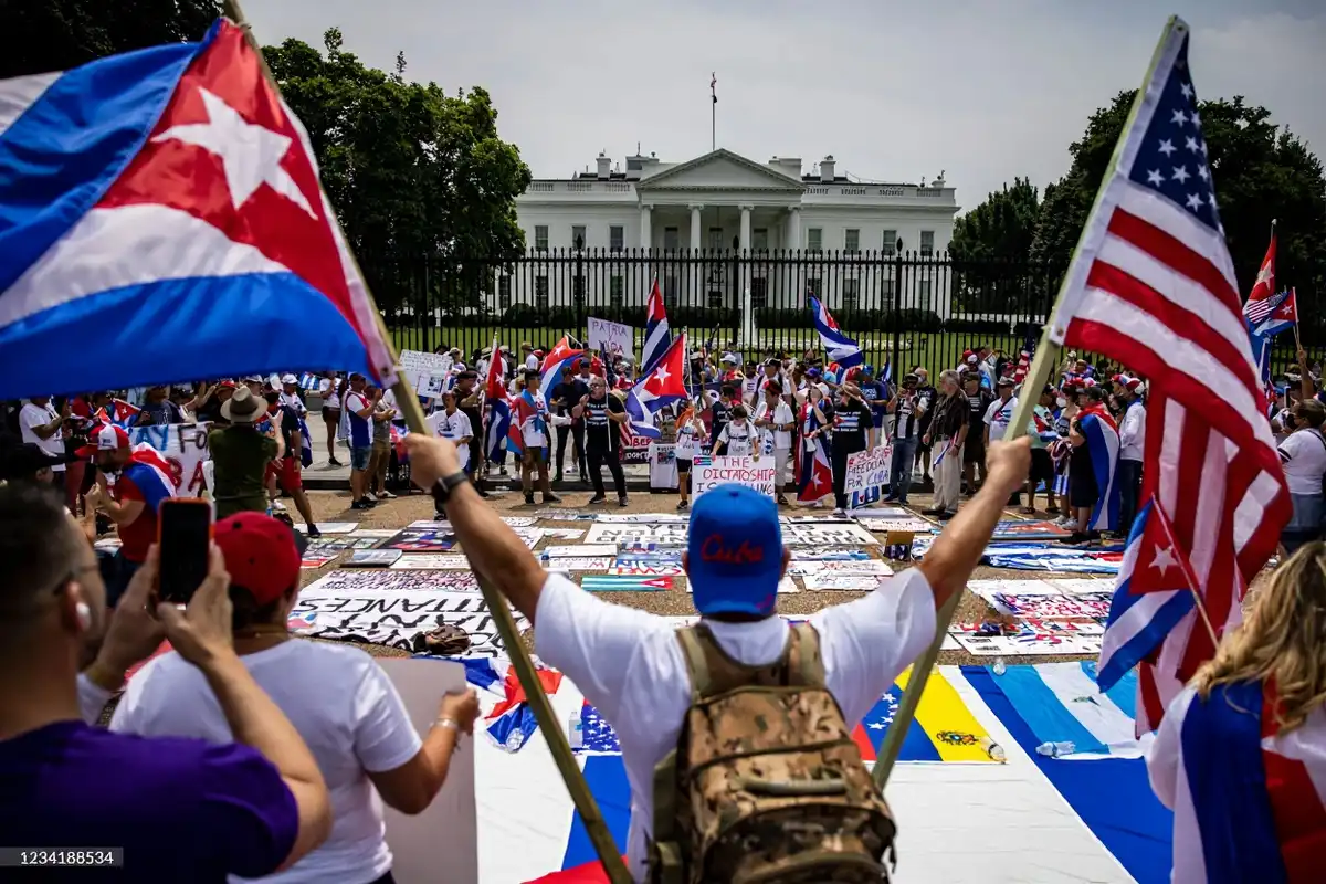 ވޮޝިންޓަން ޑީސީ ގައި ހުންނަ ވައިޓް ހައުސްގެ ބޭރުގައި ކިއުބާ ސަރުކާރާ ދެކޮޅު މުޒާހަރާތައް ކުރިއަށް ގެންދިއުމަށް ތާއީދުކޮށް މީހުން މުޒާހަރާ ކުރަނީ - ޖުލައި 25، 2021.